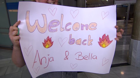 "Welcome Back" steht auf dem Plakat, das Johanna am Flughafen Stuttgart hochhält. Sie holt ihre Freundinnen ab, die aufgrund der Waldbrände auf der Ferieninsel Rhodos evakuiert werden mussten.