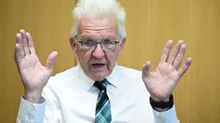 Ministerpräsident von Baden-Württemberg, aufgenommen in seinem Büro im Landtag