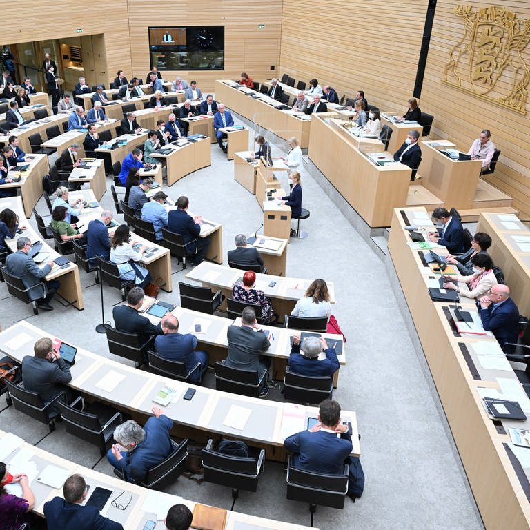 Abgeordnete sitzen bei einer Sitzung des Landtags von Baden-Württemberg im Plenarsaal auf ihren Plätzen.
