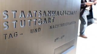 Die Aufschrift "Staatsanwaltschaft Stuttgart" steht vor dem Gebäude der Staatsanwaltschaft auf einem Briefkasten.