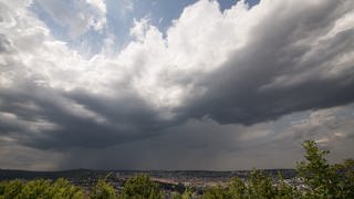 Stuttgart: Eine dunkle Gewitterfront zieht über dem Stuttgarter Kessel auf. Foto: Christoph Schmidtdpa