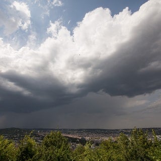 Stuttgart: Eine dunkle Gewitterfront zieht über dem Stuttgarter Kessel auf. Foto: Christoph Schmidtdpa