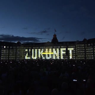 "Zukunft" als Lichtprojektion auf Schloss Karlsruhe