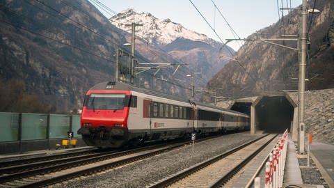 Ein Passagierzug fährt in den südlichen Teil des Gotthard-Basistunnels in Pollegio, Schweiz.