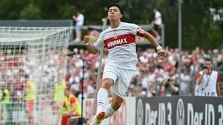 Fußball, DFB-Pokal, TSG Balingen - VfB Stuttgart, 1. Runde, Stadion an der Kreuzeiche: Stuttgarts Wataru Endo jubelt nach seinem Tor zum 0:4