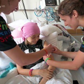 Ein Kind im Krankenhaus wird versorgt