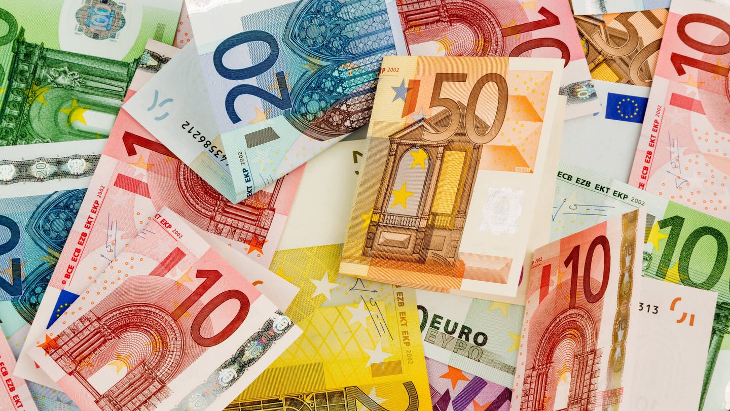 Viele verschiedene Euro Geldscheine.
