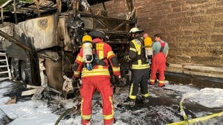 Ein Reisebus ist bei Hölzern (Landkreis Heilbronn) vollständig ausgebrannt.