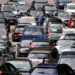 Zahlreiche Autos stehen auf dem Parkplatz der Talstation der Fellhornbahn.