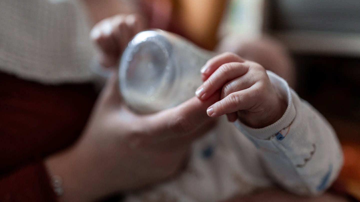 Ein Baby wird mit einer Flasche gefüttert