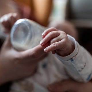Ein Baby wird mit einer Flasche gefüttert