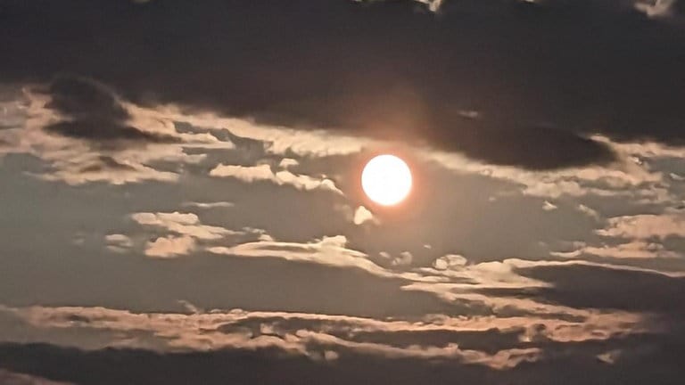 Der Supermond zwischen ein paar Wolken in Engen (Kreis Konstanz).