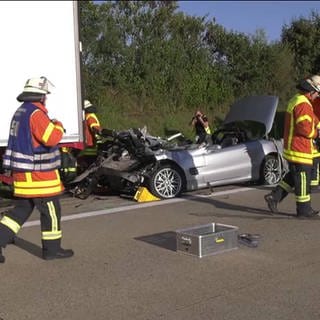 Tödlicher Unfall auf der A7 bei Aalen: Lkw schleift Auto mit