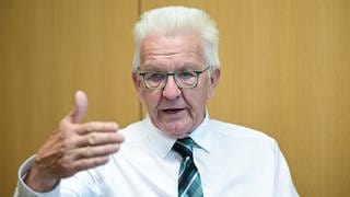 Winfried Kretschmann (Grüne), Ministerpräsident von Baden-Württemberg, aufgenommen in seinem Büro im Landtag bei einem Interview mit der Deutschen Presse-Agentur.