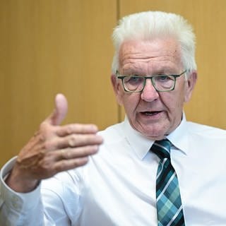 Winfried Kretschmann (Grüne), Ministerpräsident von Baden-Württemberg, aufgenommen in seinem Büro im Landtag bei einem Interview mit der Deutschen Presse-Agentur.