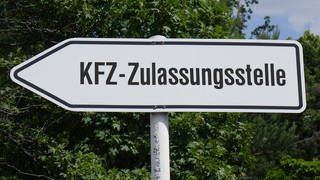 Wegweiser zur Kfz-Zulassungsstelle.