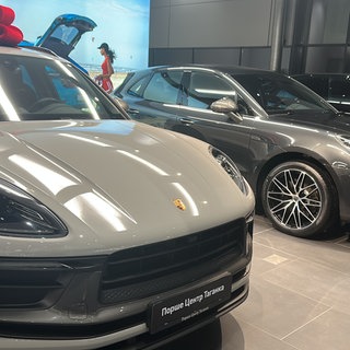 Autos der Firma Porsche in einem Autohaus in Russland.