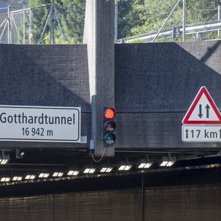 Die Ampel am Eingang des Nordportals zum Gotthard-Straßentunnel steht auf Rot. Im Gotthard-Straßentunnel in der Schweiz ist ein Riss in der Tunneldecke entdeckt worden. Das Bundesamt für Straßen (Astra) teilte mit, dass die Verbindung zwischen der Zentralschweiz und dem südlichen Kanton Tessin bis auf Weiteres für den Verkehr gesperrt bleibe.