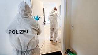 Beamte der Spurensicherung sind im Rahmen der Ermittlungen der «Soko Höhe» in einer Wohnung im Einsatz. Nach dem Tod von zwei Seniorinnen und dem Überfall auf einen Rentner in der Region Schwäbisch Hall hat die Polizei einen Verdächtigen festgenommen. Ein Richter erließ gegen den 31 Jahre alten Mann Haftbefehl wegen Mordes und Totschlages.