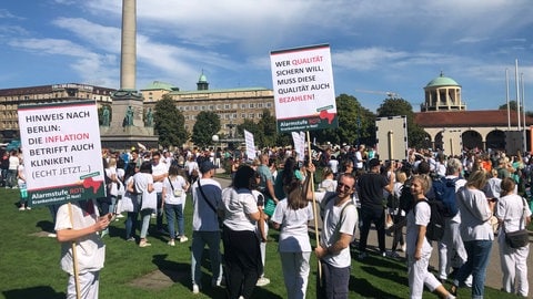 Klinikpersonal bei der Kundgebung auf dem Stuttgarter Schlossplatz.