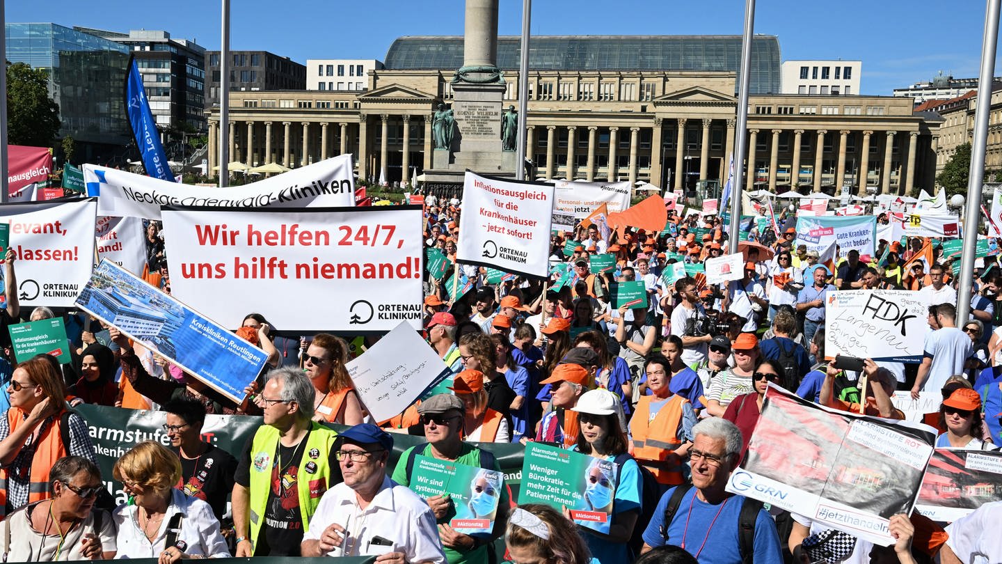 Bei einem bundesweiten Protesttag der Deutschen Krankenhausgesellschaft protestieren Mitarbeiter und Mitarbeiterinnen von Krankenhäusern auf dem Schlossplatz in Stuttgart. Mit dem bundesweiten Aktionstag machen die Kliniken in Deutschland auf ihre schwierige wirtschaftliche Situation aufmerksam.