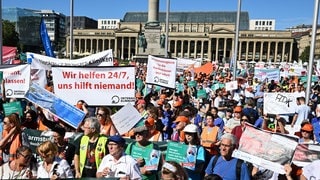 Bei einem bundesweiten Protesttag der Deutschen Krankenhausgesellschaft protestieren Mitarbeiter und Mitarbeiterinnen von Krankenhäusern auf dem Schlossplatz in Stuttgart. Mit dem bundesweiten Aktionstag machen die Kliniken in Deutschland auf ihre schwierige wirtschaftliche Situation aufmerksam. 