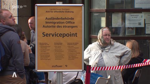 Wartende vor der Ausländerbehörde Stuttgart: Zumindest für dringenden Fälle sollen Termine bald online vergeben werden.