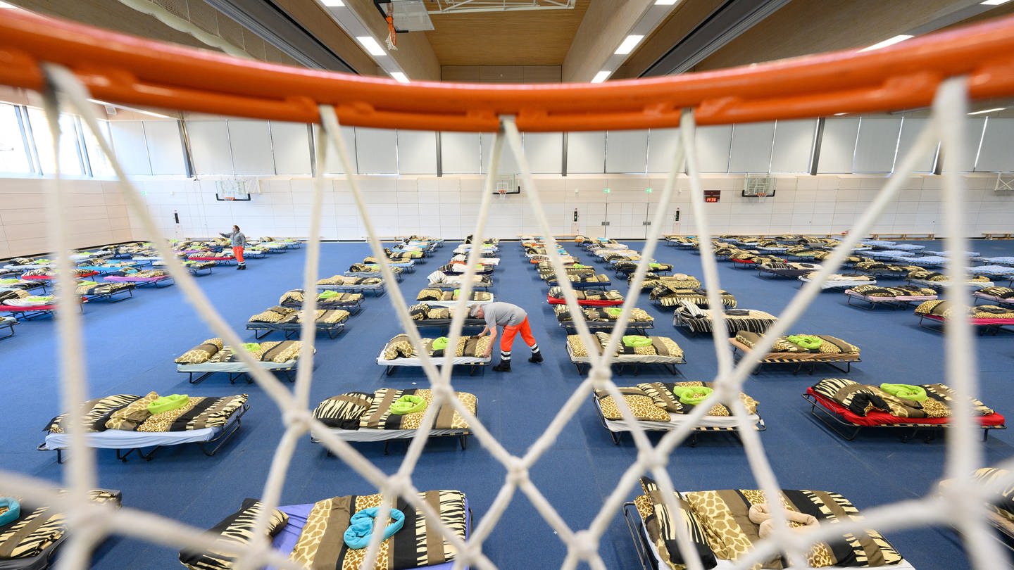 Betten stehen in der Turnhalle im Ehrenfried-Walther-von-Tschirnhaus-Gymnasium für die kurzfristige Unterbringung von Geflüchteten aus der Ukraine bereit.