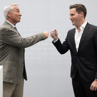 Thomas Strobl (l), CDU-Landesvorsitzender und Innenminister von Baden-Württemberg, und Manuel Hagel, CDU-Fraktionsvorsitzender im Landtag von Baden-Württemberg, stehen nach einem Statement Faust an Faust. Strobl verzichtet auf eine erneute Kandidatur für den CDU-Landesvorsitz. 