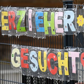 "Erzieher*in gesucht" steht an einer Kita. 