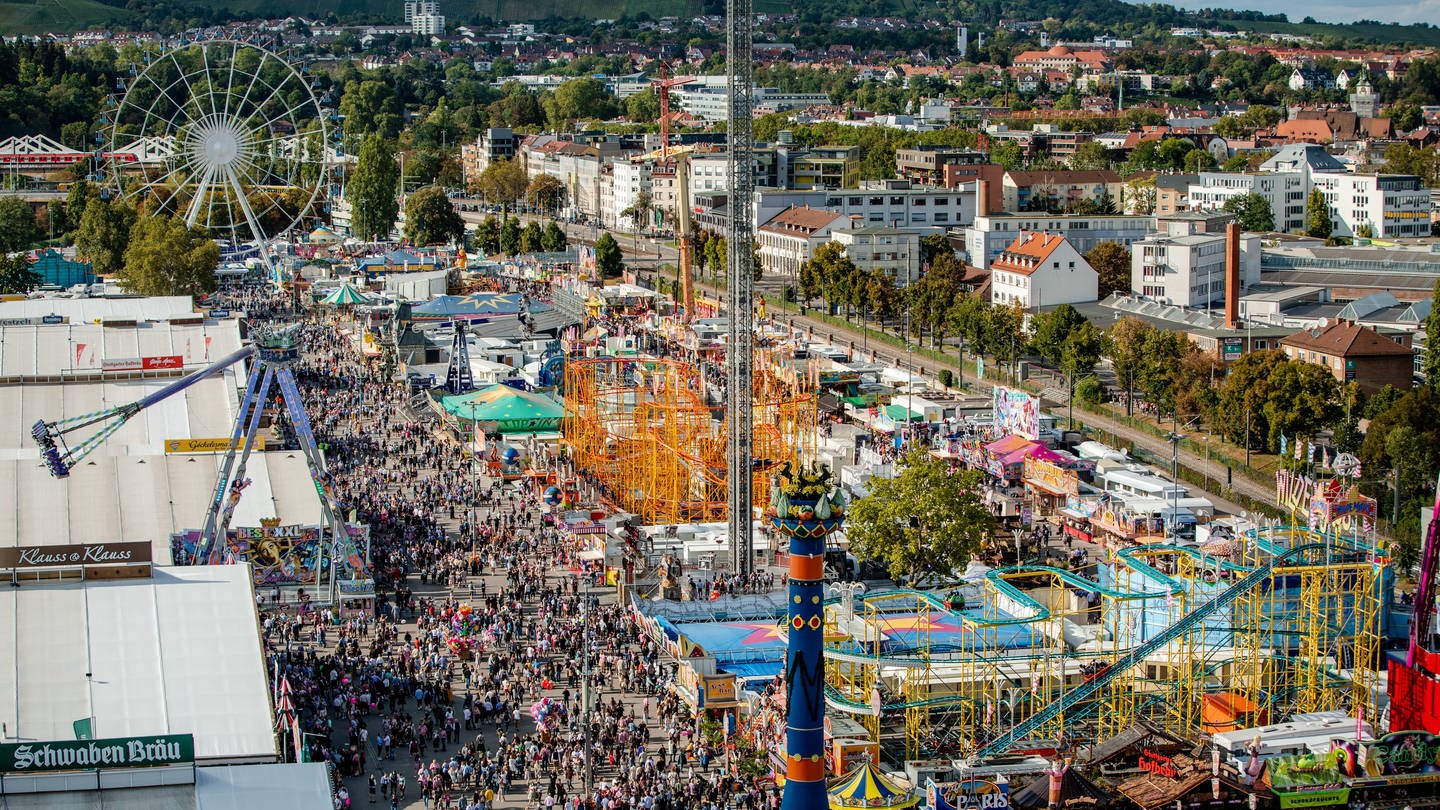 Zahlreiche Besucher genießen bei Sonnenschein das 176. Cannstatter Volksfest auf dem Cannstatter Wasen.