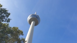 Der Fernmeldeturm in Mannheim ragt in den blauen Himmel.