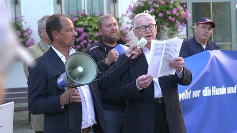Der Hechinger AfD-Gemeinderat Johannes Simon spricht in ein Mikrofon.