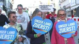 Menschen bei einer Montagsdemo in Hechingen gegen die aktuelle Flüchtlingspolitik.