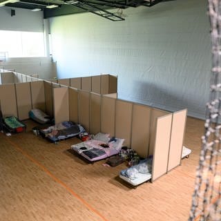 Blick in die Turnhalle des Gymnasiums Bürgerwiese, die derzeit als Notunterkunft für geflüchtete Menschen aus der Ukraine genutzt wird.