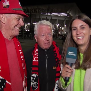 Reporterin Anna Klär mit Fans des SC Freiburg