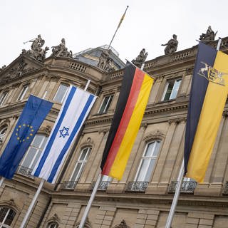 Die Flagge Israels hängt vor dem Neuen Schloss zwischen den Flaggen der EU, Deutschlands und Baden-Württembergs.