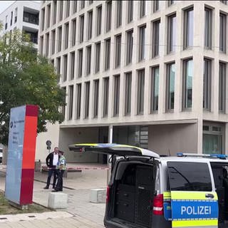 Polizeikräfte am Ort der Bombendrohung in Ulm