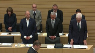 Innenminister Strobl und Ministerpräsident Kretschmann bei der Gedenkminute im Landtag für Israel.