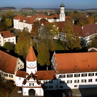 Die undatierte Luftaufnahme zeigt das barocke Kloster Bad Schussenried (Kreis Biberach). 
