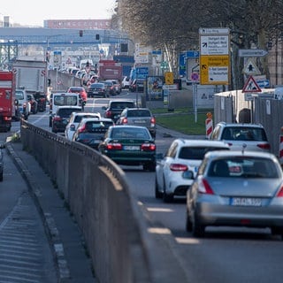 Autos stehen im Morgenverkehr auf der Bundesstraße 14 (B14) im Stau.