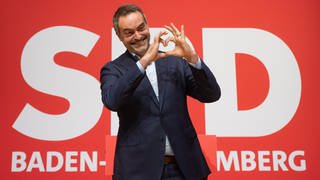 Rene Repasi (SPD), Mitglied des Europäischen Parlaments, formt beim Landesparteitag der SPD Baden-Württemberg ein Herz mit seinen Händen.