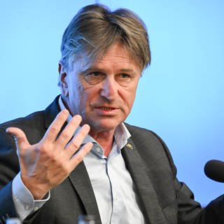 Manfred Lucha (Grüne), Minister für Soziales und Integration in Baden-Württemberg, spricht im Landtag bei einer Regierungs-Pressekonferenz.