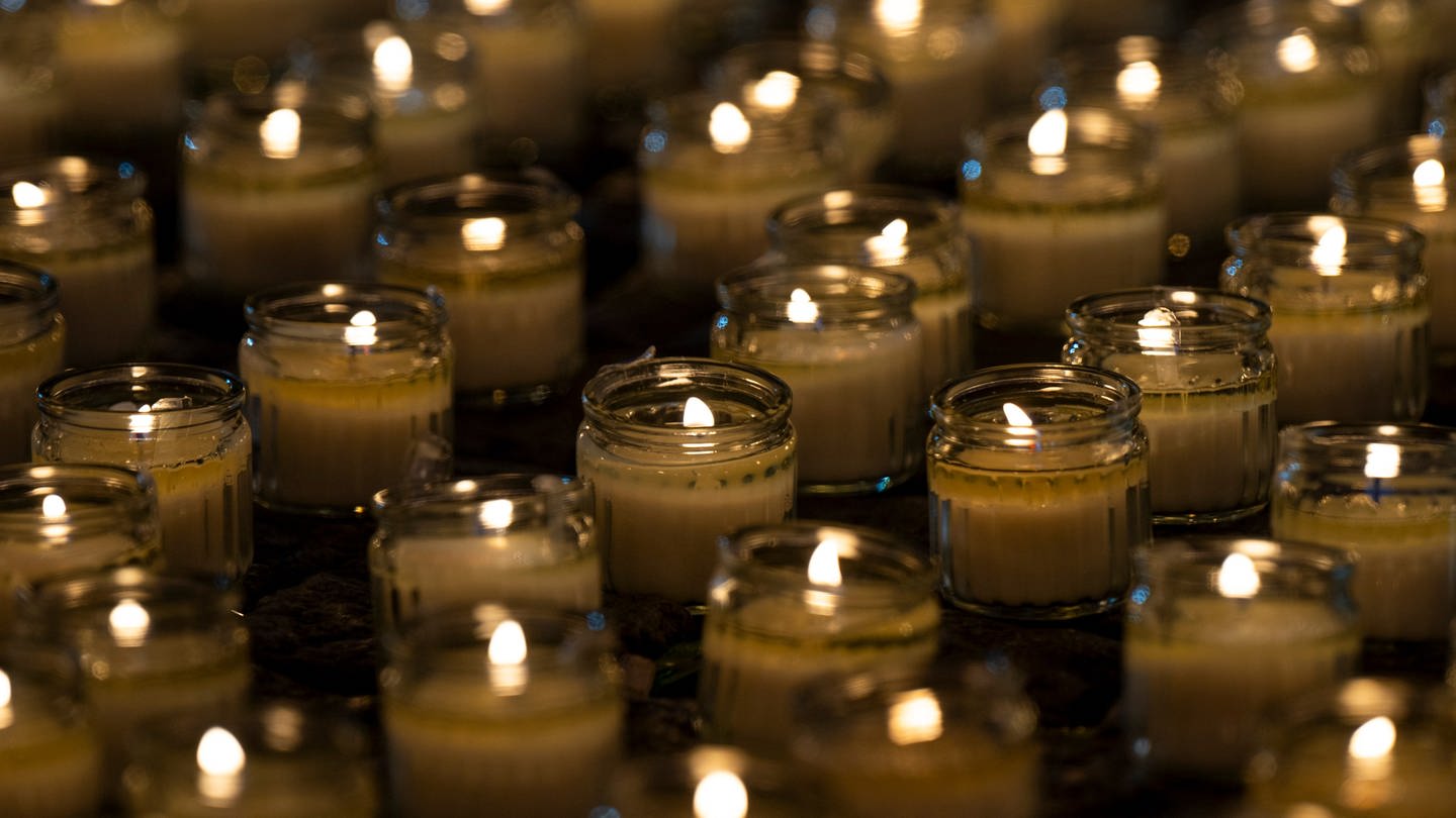 Kerzen brennen auf dem Berliner Bebelplatz im Gedenken an die Opfer des Terrorakts bei der Kundgebung des Jungen Forums unter dem Motto 