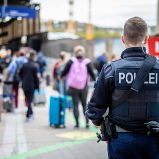 Ein Polizist steht am Hauptbahnhof in Stuttgart.