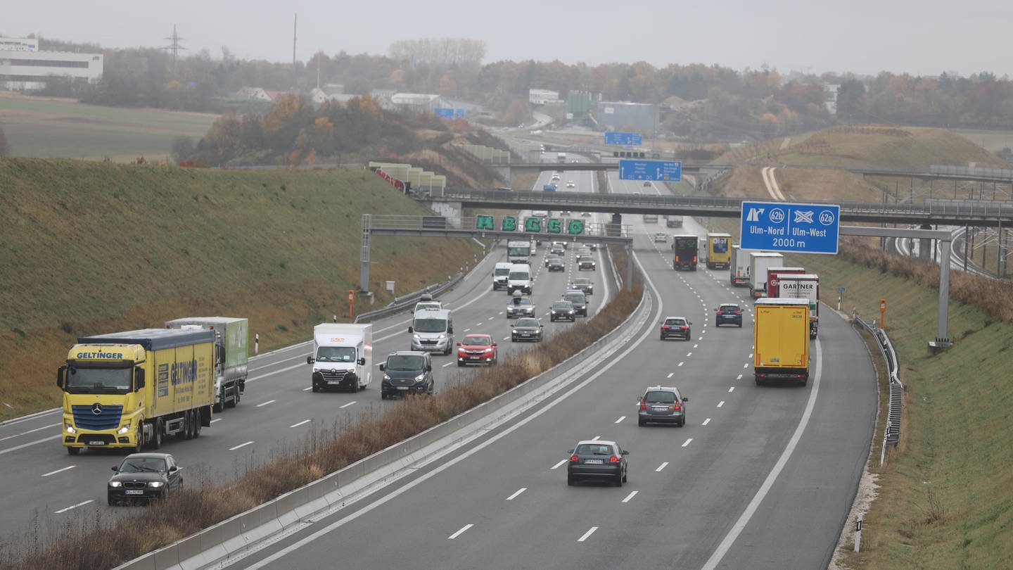 Autos und Lastwagen fahren bei Dornstadt auf der Autobahn 8 zwischen Stuttgart und München: Der ADAC rechnet zum Ende der Herbstferien nur mit wenigen Staus.
