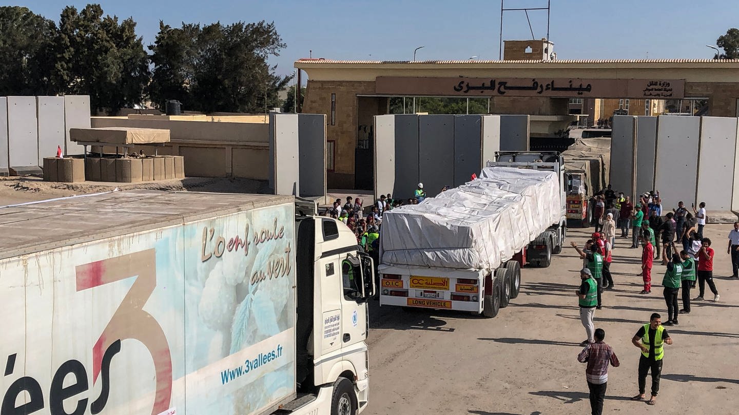 Lastwagen mit Hilfsgütern für den Gaza-Streifen passieren den Grenzübergang Rafah zwischen Ägypten und dem Gaza-Streifen.