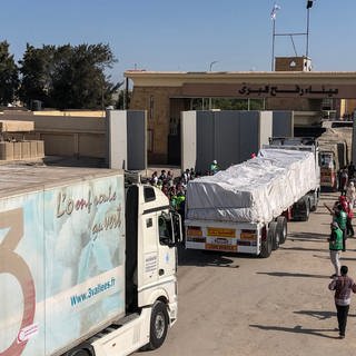 Lastwagen mit Hilfsgütern für den Gaza-Streifen passieren den Grenzübergang Rafah zwischen Ägypten und dem Gaza-Streifen.