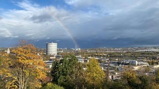 Ein Regenbogen am Himmel über Stuttgart Ost.