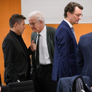 Robert Habeck und Winfried Kretschmann unterhalten sich.picture alliancedpa | Bernd von Jutrczenka